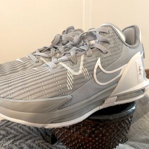 Size 9 new LeBron James. HO21. Witness V.6. 335360. New. NO BOX NEW. DO9843-001